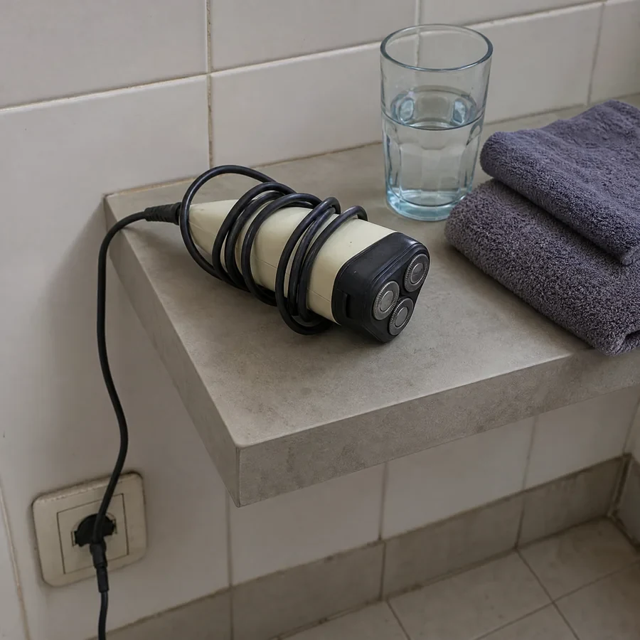 El aparato grande vive enchufado en el baño de casa.